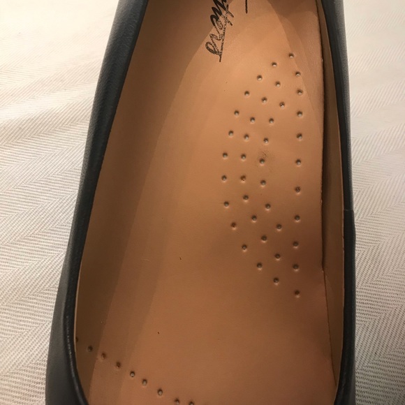 New in Box Trotters Kari Navy Blue Leather 2" Block Heel Pumps 7 Wide - Picture 8 of 10